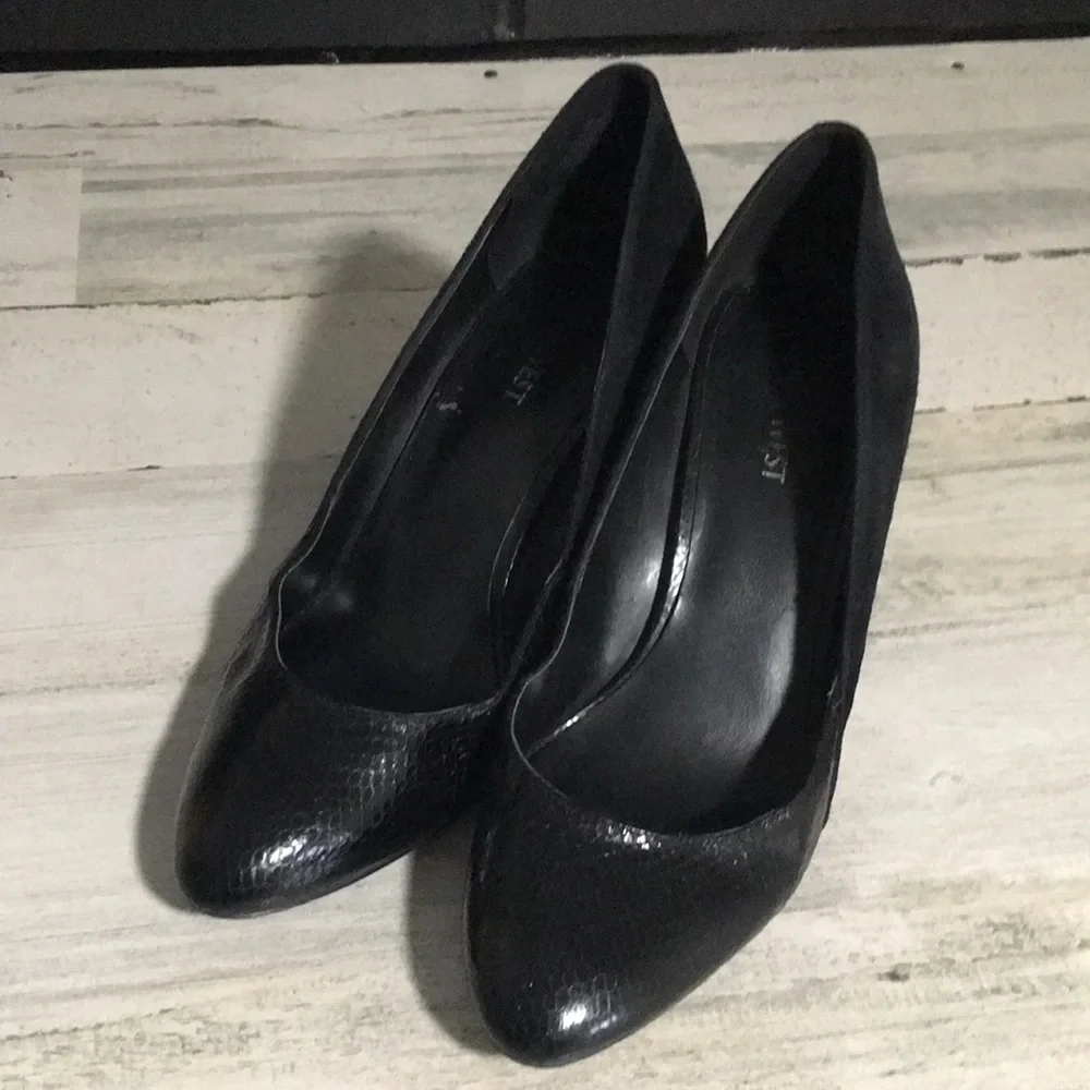 Nine West woman’s black faux snake look toe, suede in back dress wedge size 9M